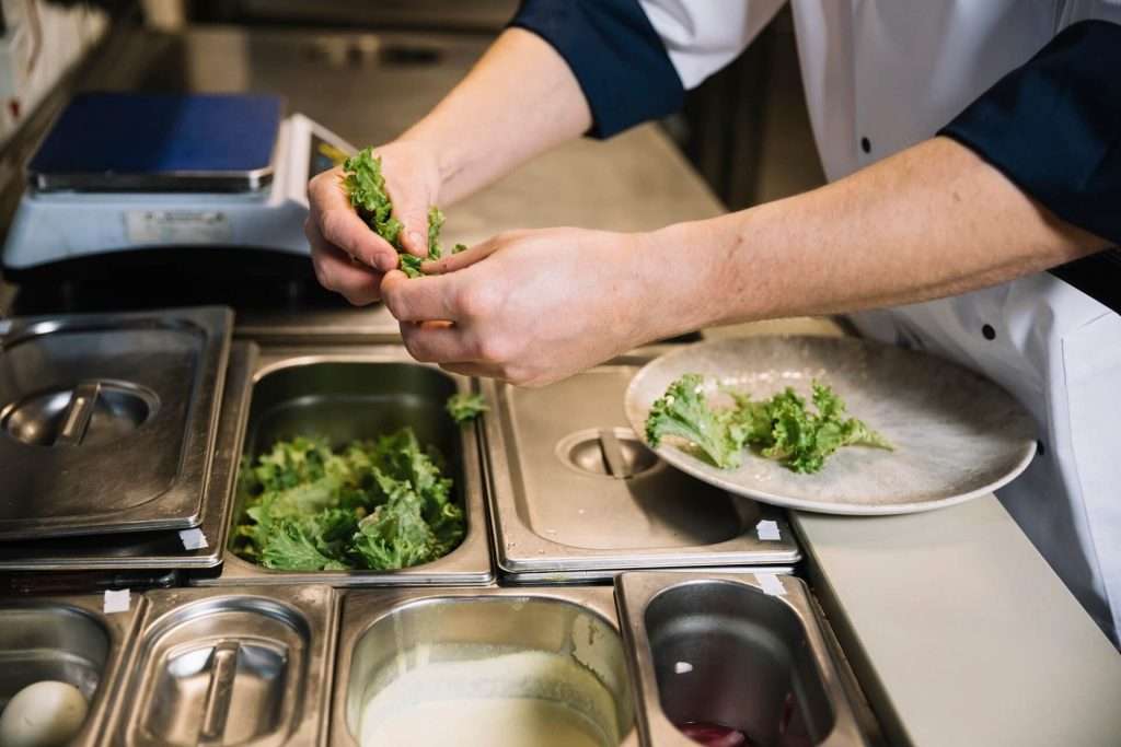 Limpiar plancha de cocina industrial